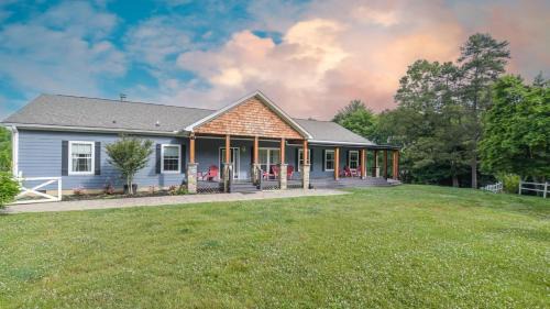 Arden Haus | Riverside Ranch by AvantStay Mins to Downtown