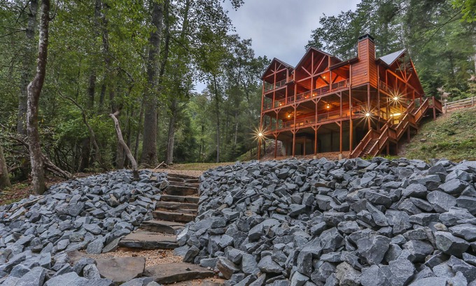Ellijay Kabine | Waterfront Lodge-Over 750 'Riverfront, Whirlpool, Billardtisch, Veranden in Ellijay