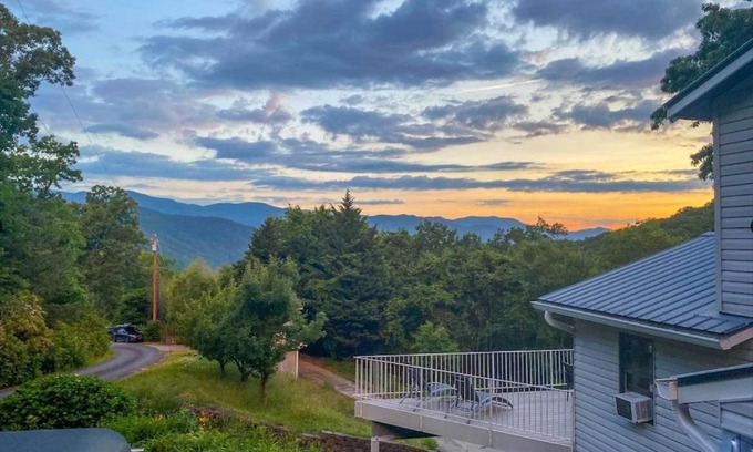 Sylva Haus | Roamer's Respite - A Prime Location with Scenic Views For Your Ultimate Retreat