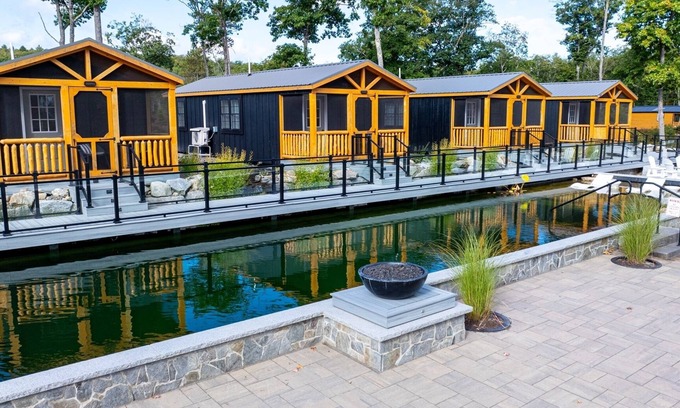 North Sebago Kabine | ROBIN - RESORT WITH 12 PROPERTIES. NATURAL POND FOR SWIMMING. CAFE ON SITE.