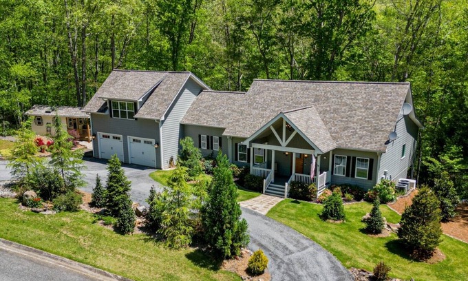 Dahlonega Haus | Robin's Nest-4 Bed/3.5 Bath/Game Room/Creek!
