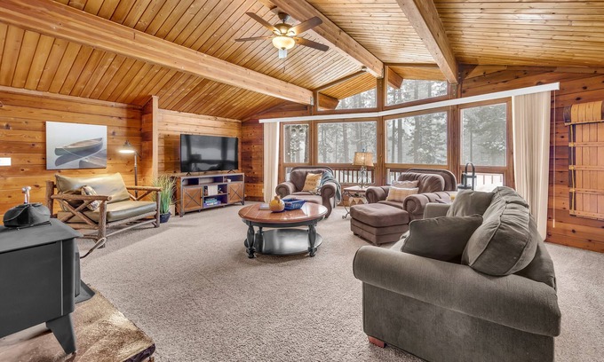 Beckwourth Kabine | Rocky Cliff Retreat at Davis Lake