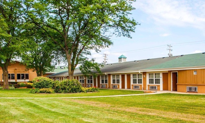 Beloit Hotel | Rodeway Inn Beloit