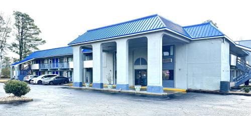 Plymouth Hotel | Rodeway Inn & Suites Plymouth Hwy 64