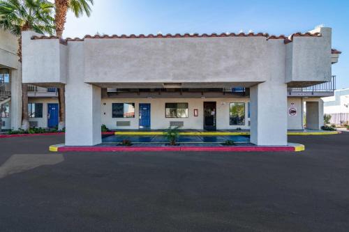 Thousand Palms Hotel | Rodeway Inn & Suites Thousand Palms - Rancho Mirage