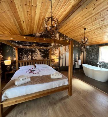 Storwood Haus | Roe Lodge at Owlet Hideaway - with Hot Tub, Near York