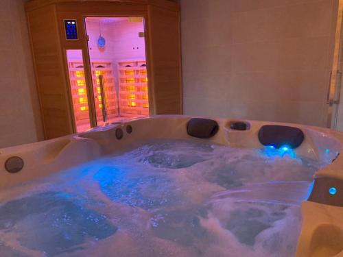 Deuil-la-Barre Wohnung | *Romance Jacuzzi* Appartement Spa pour les amoureux ou les solos