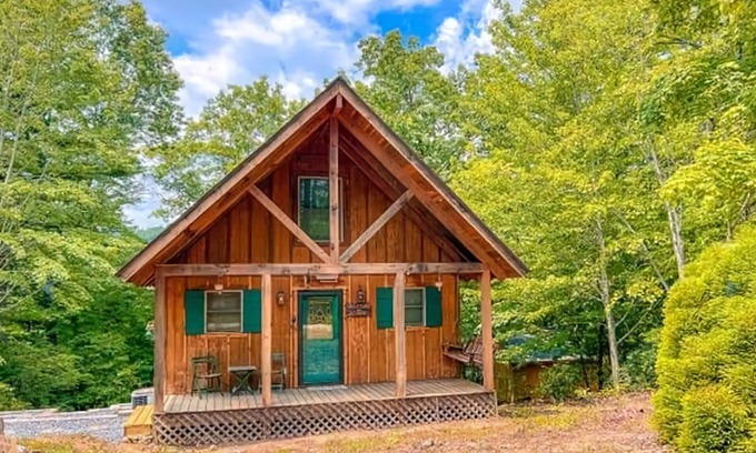 Purlear Kabine | Romantic Cabin Getaway, WIFI, hiking trails waterfalls,and Hot Tub