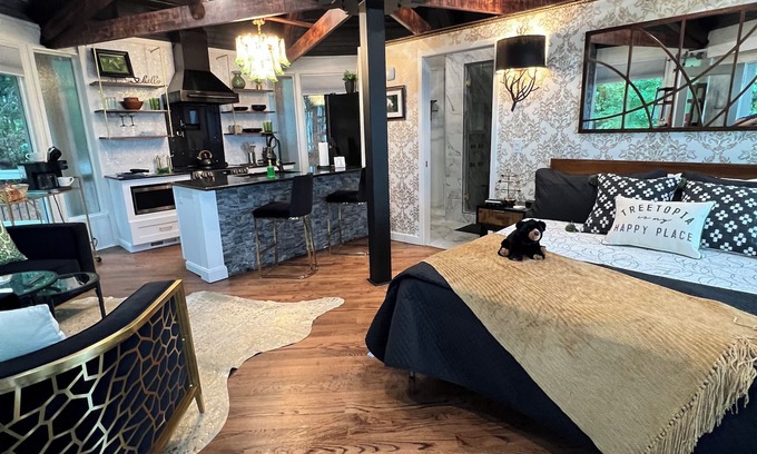 Big Canoe Kabine | Romantic Couples Cabin in Big Canoe, Lake & Mountain View, Hot Tub, Gas Logs