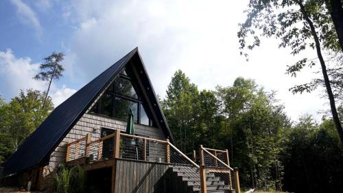 Dobson Skihütte | Romantic Escapes in this Stunning A-Frame in North Carolina with Access to a Private Hot Tub and Fire Pit