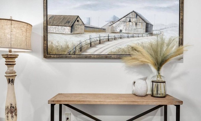 Berlin Wohnung | Romantic Getaway with Private Patio and Hot Tub on Main Street - Maple Suite