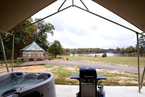 Coosa Sonstige | Romantic Safari Tent with Grill and Hot Tub in Cedar Bluff, Alabama