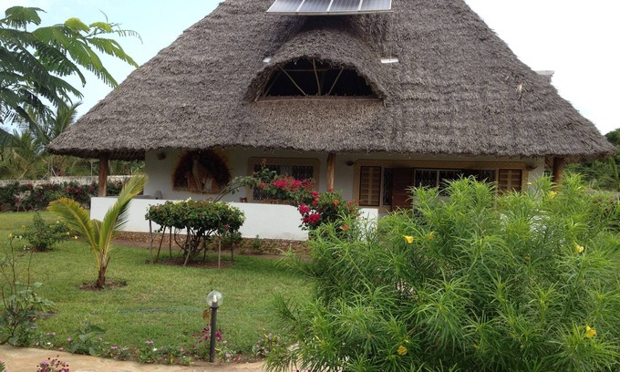 Diani Beach Haus | Romantic Villa Cheetah in Marula Park with cook 4 min from the beach