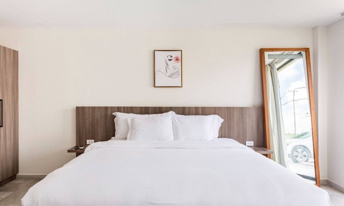 Rancho Wohnung | Rooftop Pool w/Lounge Area-Studio Sleeps 2 #U4