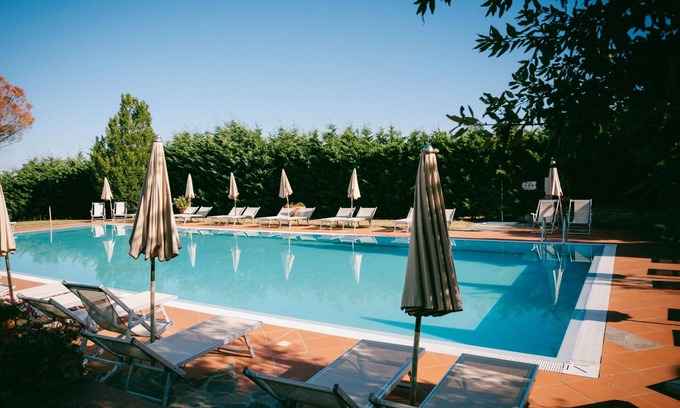 San Donato in Fronzano Wohnung | Room '66 H Fattoria Degli Usignoli' with Shared Pool, Wi-Fi and Air Conditioning