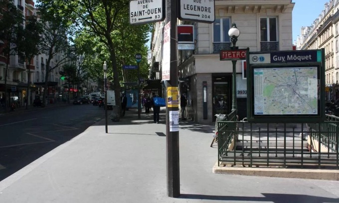 Quartier des Grandes-Carrieres Hotel | Zimmer mit Dusche und getiltem WC in Montmartre