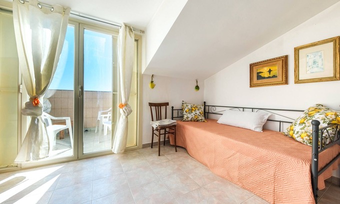 Motta Camastra Wohnung | Room 'Lemon' with Mountain View, Shared Pool and Shared Terrace
