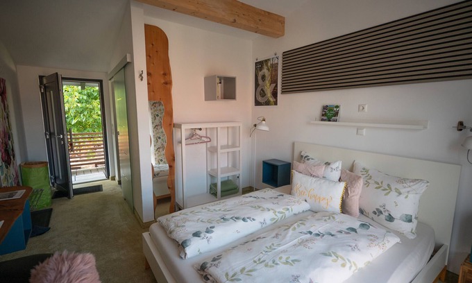Bad Urach Wohnung | Zimmer 'Nr. 2' mit gemeinsamer Terrasse, gemeinsamem Garten und WLAN