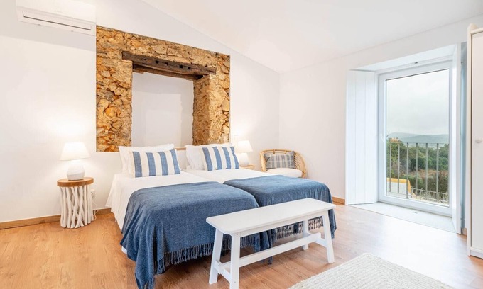 Fortios Wohnung | Room 'Quarto 1' with Shared Pool
