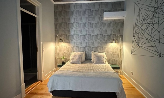 Santa Maria Maior Kabine | Room with private bathroom in the center of Lisbon.