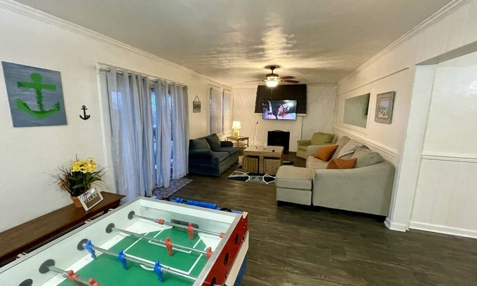 Cottage Line Wohnung | Roomy Beachfront Apartment! Game room, big deck, 2 bed/2 bath!