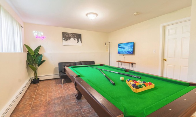 Revere Wohnung | Roomy Boston 5BD-3BA-Pool Table-Free Parking