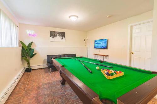Revere Wohnung | Roomy Boston 5BD-3BA-Pool Table-Free Parking