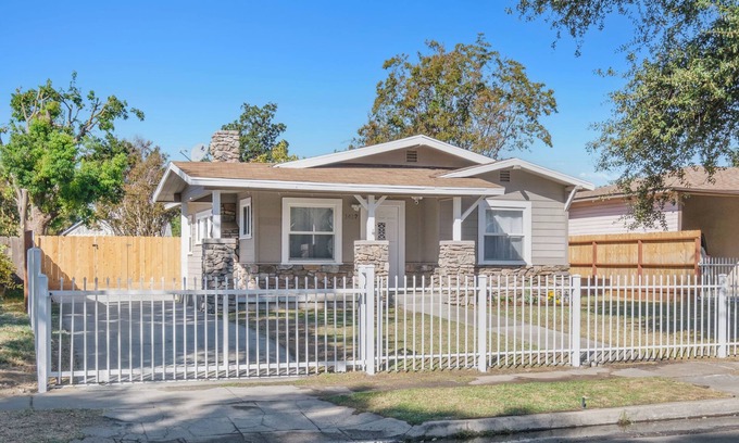 Raisin Haus | Roomy/Comfy 2B/1Bth w Dinning Room