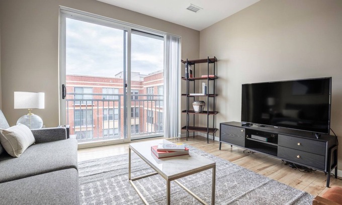 Near Northeast Wohnung | Roomy NoMa 1BR w/ Gym, Doorman, Garden, nr. Union Station, by Blueground