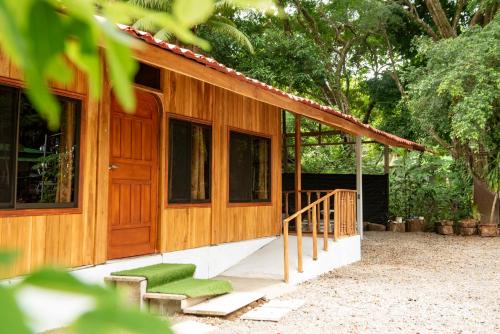 Uvita Haus | ROQUI Cozy Beachfront Cabin
