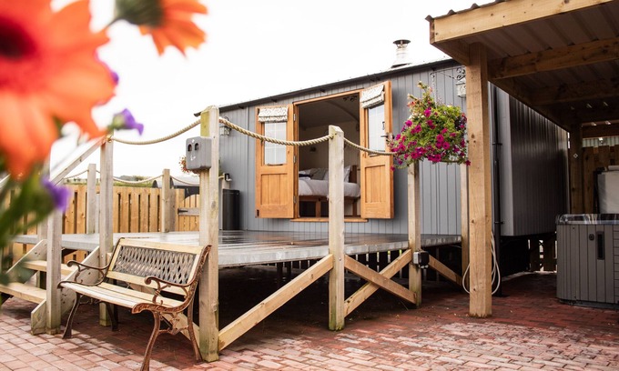 St Harmon Hütte | Rose - a shepherds hut that sleeps 2 guests in 1 bedroom