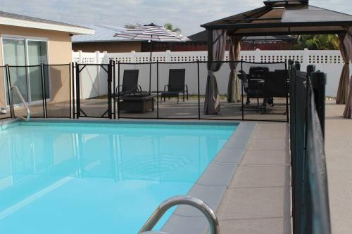 Oakland Hills Haus | Rotonda Pool Oasis Near Beaches - Sleeps 9