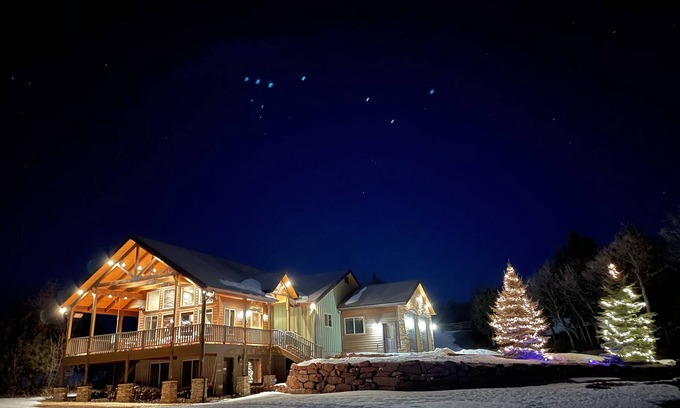 Mammoth Creek Haus | Royal Mountain Getaway - Cabin Sleeps 22!