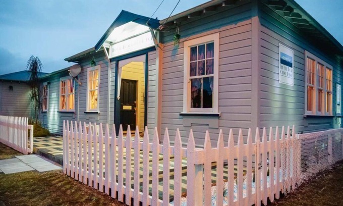 Owhango Wohnung | Ruapehu's gorgeous 5-star OLD POST OFFICE's 3-4 Bdr West Wing