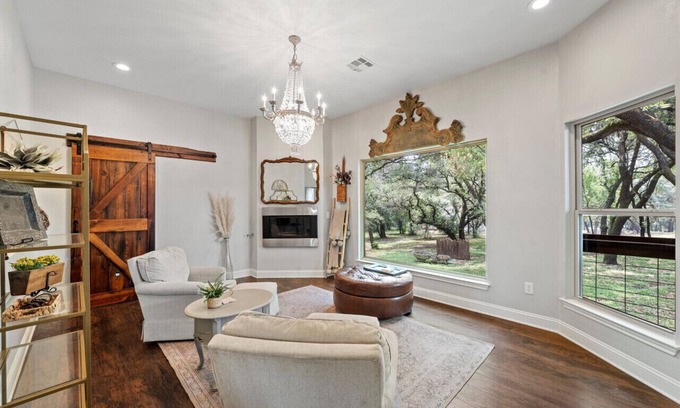 Lacy-Lakeview Haus | Ruby Dell Ranch - Just 10 mins from downtown Waco!