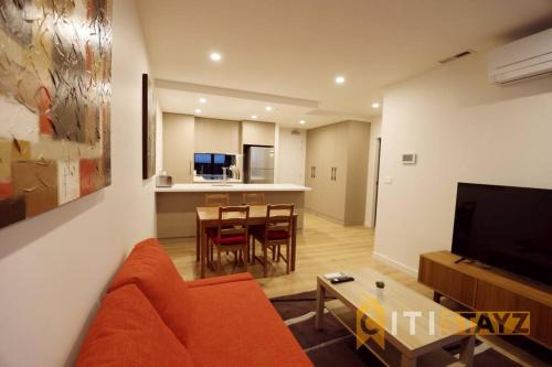 Phillip Wohnung | Ruby Red, 1Bd 1Bth Apt - Woden CBD
