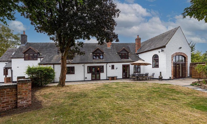 Snarestone Haus | Rustic 5 Bed Farm House in Derbyshire, sleeps 9