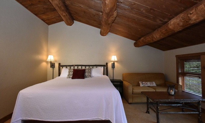 Seven Springs Skihütte | Rustic 6BR Chalet | Near Ski Lifts + Private Decks