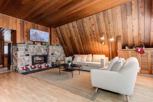 Sudbury Haus | Rustic A-Frame with Hot Tub Fire pit Pool Table