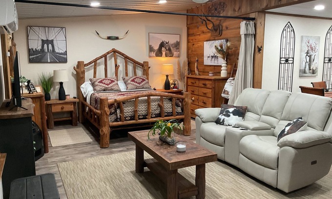 Neely Wohnung | Rustic and cozy 2 bedroom apartment in charming Lucedale Ms, with WiFi,AC