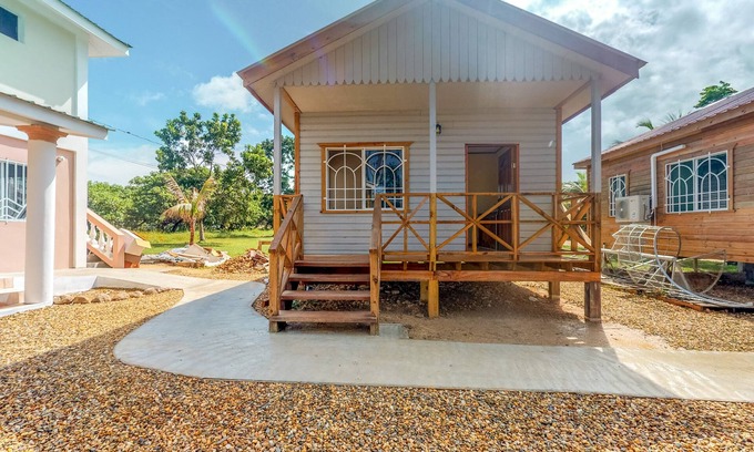 Dangriga Kabine | Charmante Cabana mit Eingangstor, Frühstück, Parkplatz, Veranda und kostenfreiem WLAN!