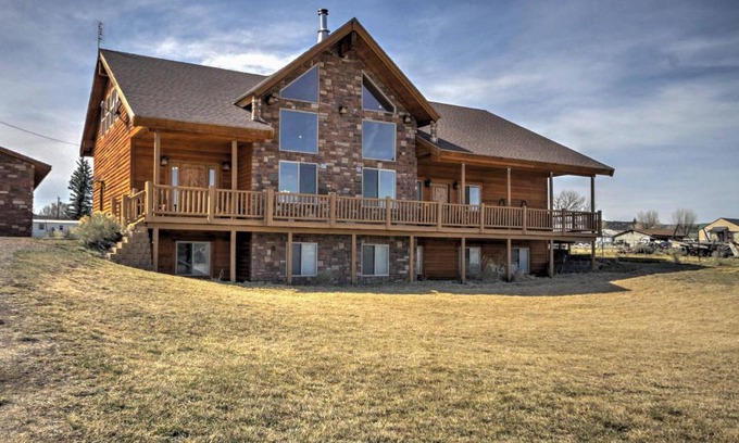 Hatch Haus | Rustic Bryce Canyon Home with Deck on Sevier River!