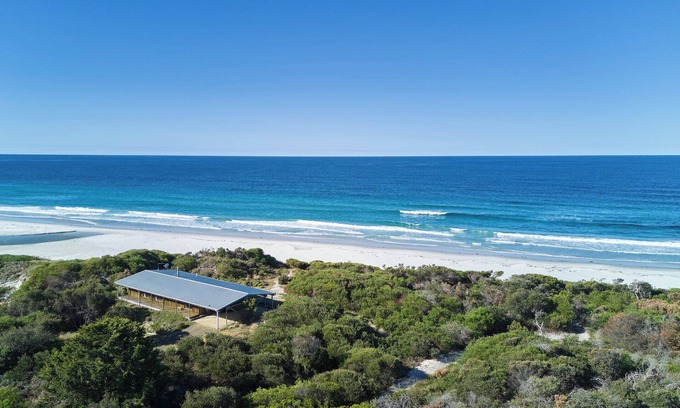 Douglas River Haus | Rustic by the sea - Freycinet Holiday Houses