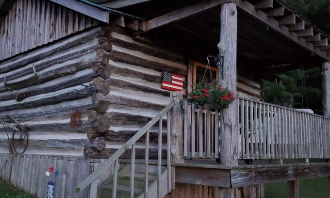 Old Town Kabine | Rustic cabin in peaceful Galax with WiFi, AC