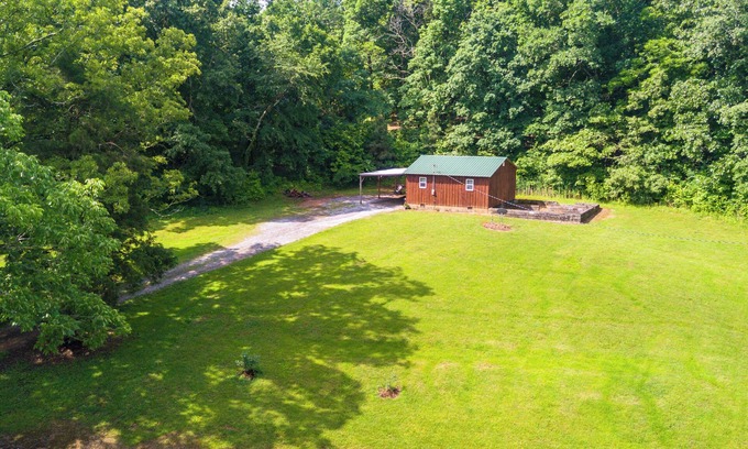 New Concord Kabine | Rustic Cabin on Farm ~ 4 Mi to Kentucky Lake!
