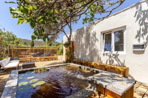 Barranco da Vaca Haus | Rustic cabin with pond and deck