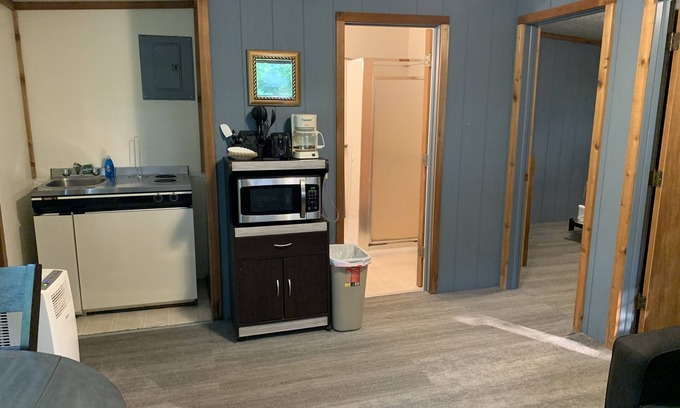 Palmyra Kabine | Rustic cabins in secluded campground with lake access and woods to wander in.