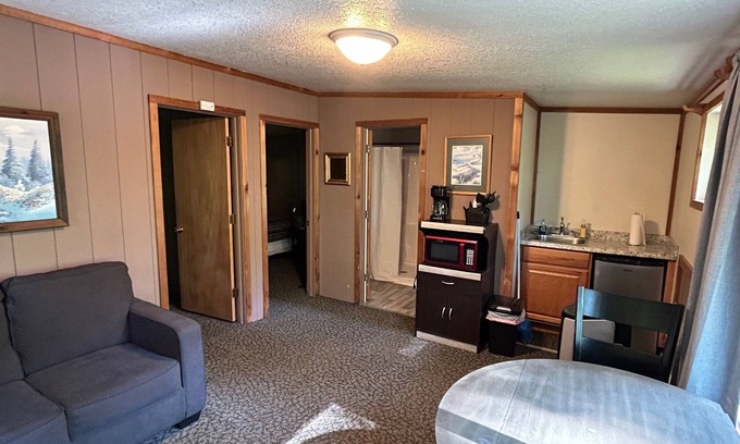 Palmyra Kabine | Rustic cabins in secluded campground with lake access and woods to wander in.