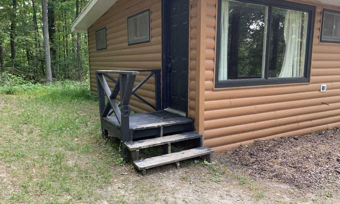 Sand Creek Kabine | Rustic cabins in secluded campground with lake access and woods to wander in.