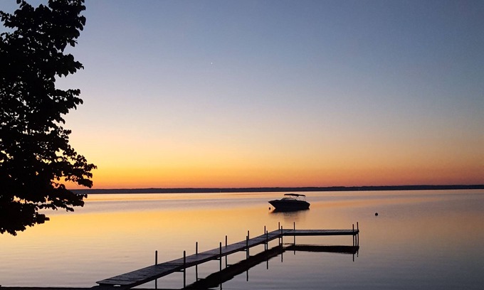Cheboygan Kabine | Rustikales Zedernblockhaus am schönen Mullett See.
